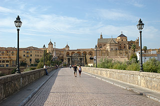 Blick von der Puente Romano zur Mezquita